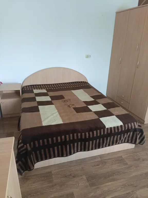 Большой дом с бассейном, просторным залом беседкой и детским домиком