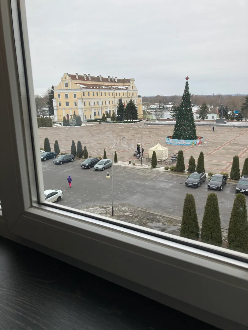 Вид из окна на Площадь и Коллегиум 