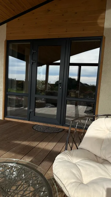 Дом-баня в красивом саду рядом с водоемом