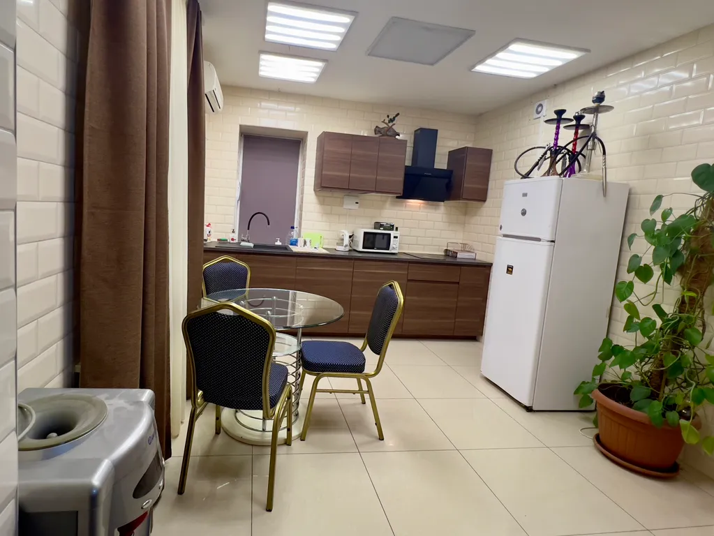 3-этажный уютный коттедж в тихом месте в пределах города