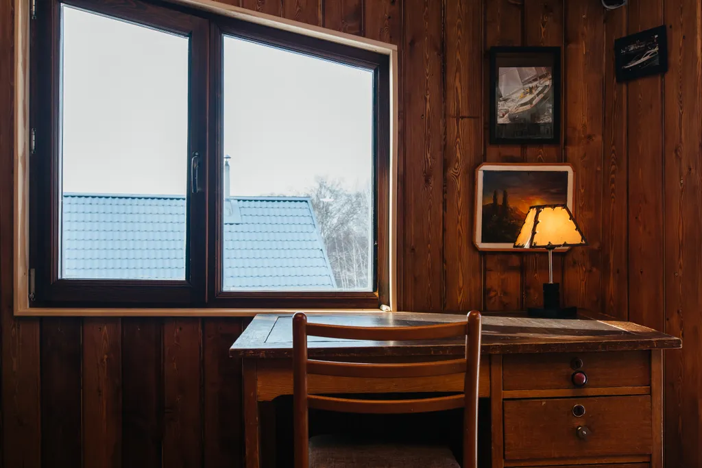 Дом с кораблем на берегу реки