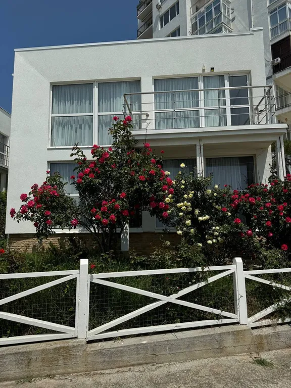 Белый коттедж на первой линии моря