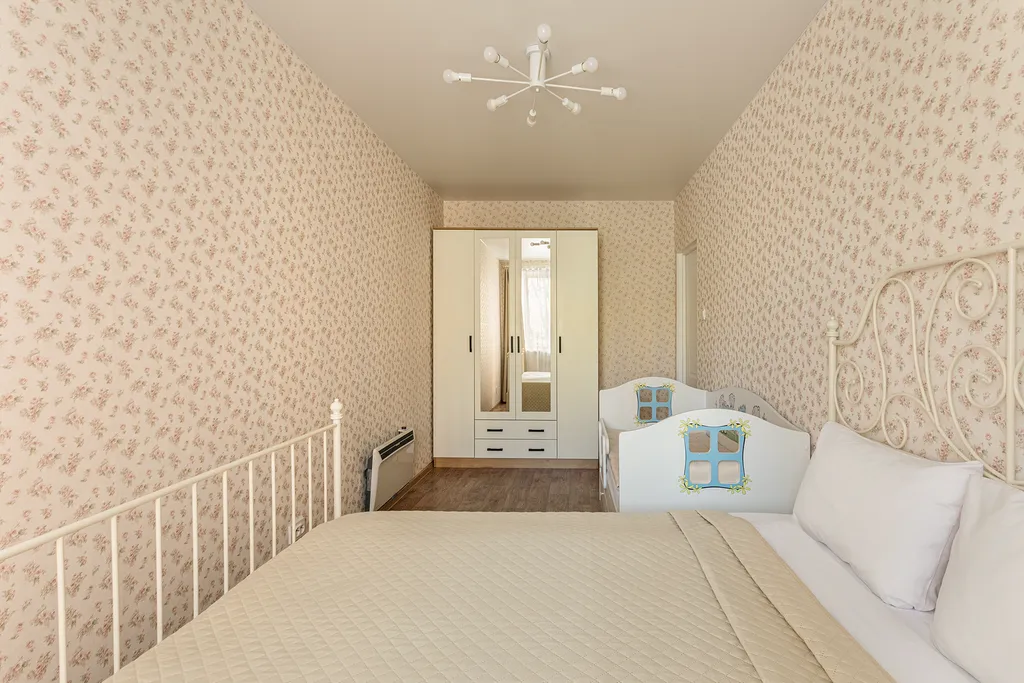 FullHouseApart Двухкомнатная квартира с балконом и детской кроваткой