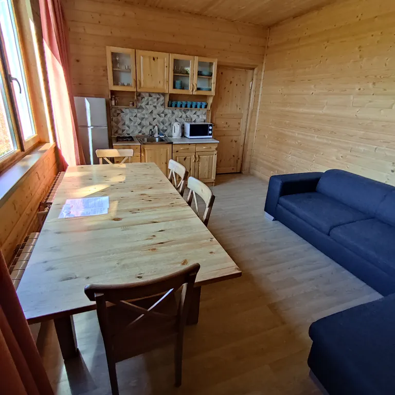 Дом на берегу озера с видом на лес