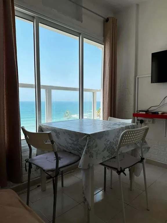 Красивая 2 ком квартира на набережной с прямым видом на море и закаты