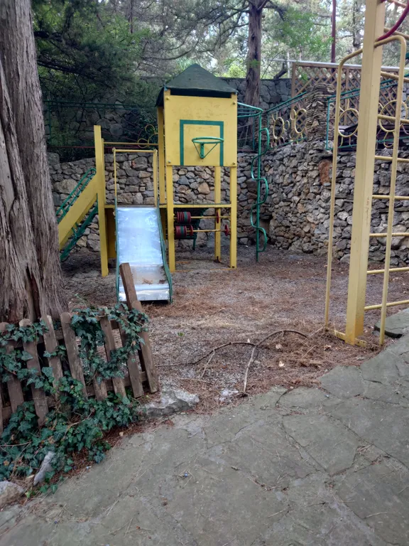 Уютная комната с санузлом и отличным зелёным двором для тихого отдыха