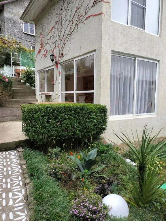 Уютный дом для большой семьи или компании в окружение сада