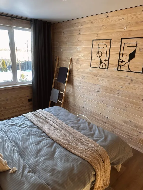 Дом у берега озера