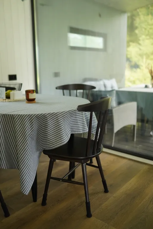 Домик на Новогодние праздники с панорамными окнами в лесу