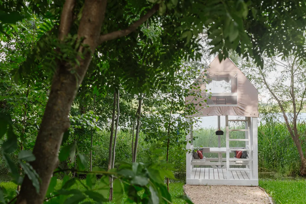 Домик-палатка Скворечник на берегу реки