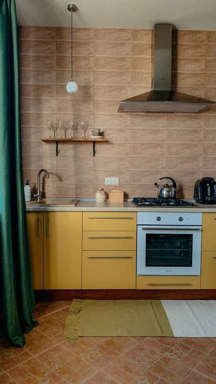 Уютный домик на берегу реки