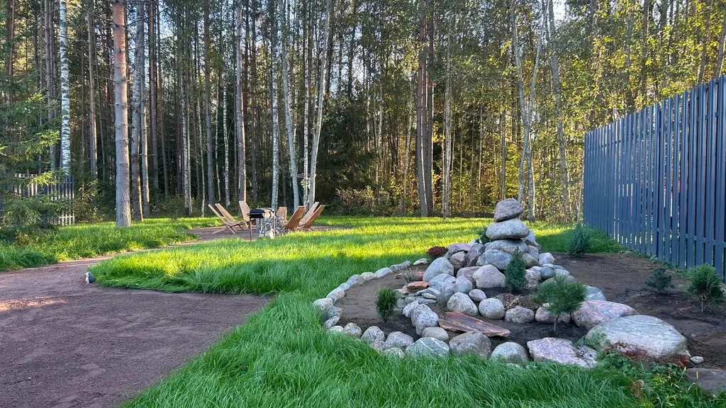 Загородный дом с большой террасой, кострищем и лесом