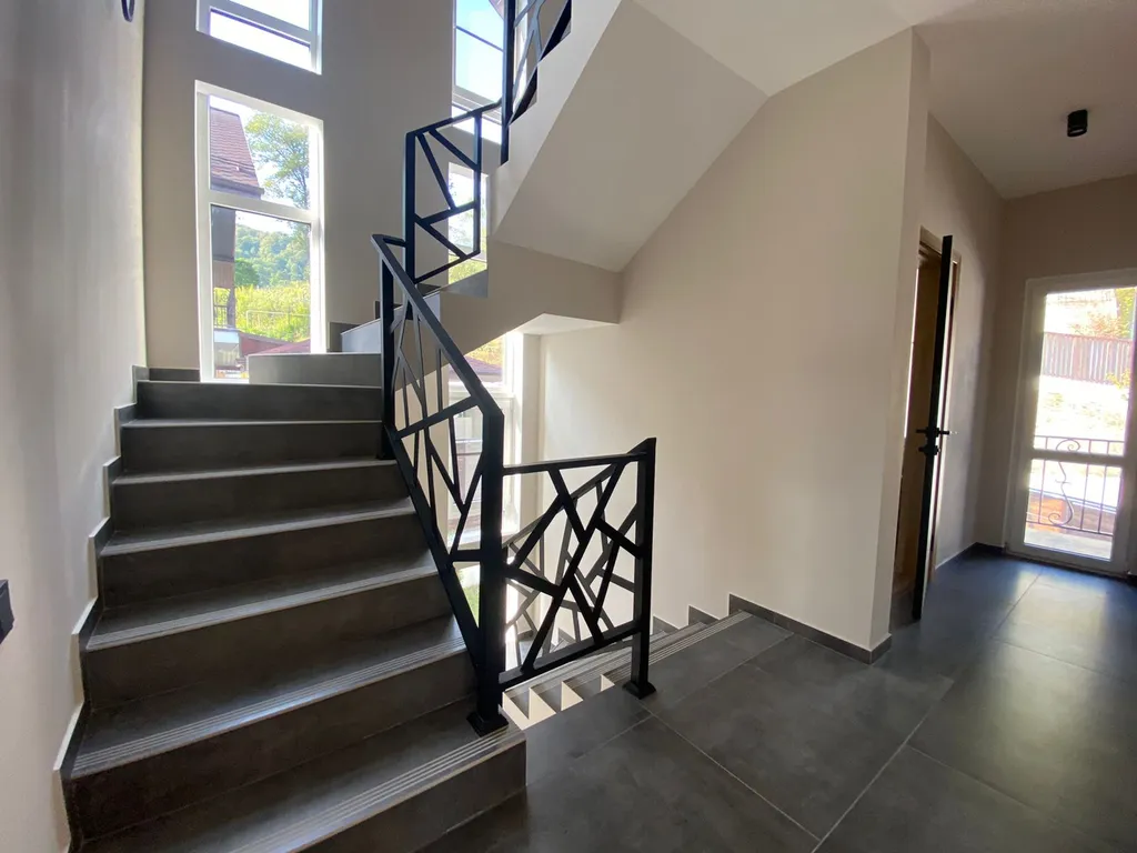 Дом с бассейном и домашним кинотеатром