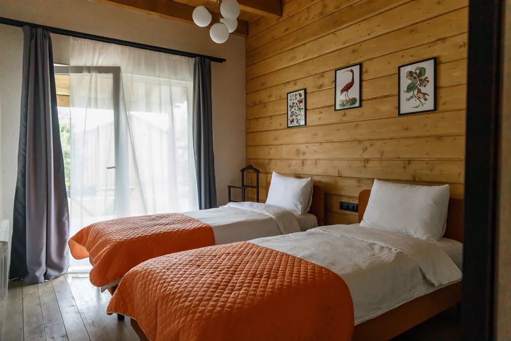 Трёхкомнатный коттедж в лесу у пруда