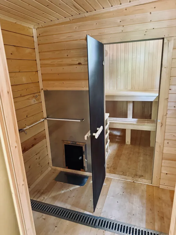 Дом A-frame с баней и джакузи под открытым небом в сосновом лесу