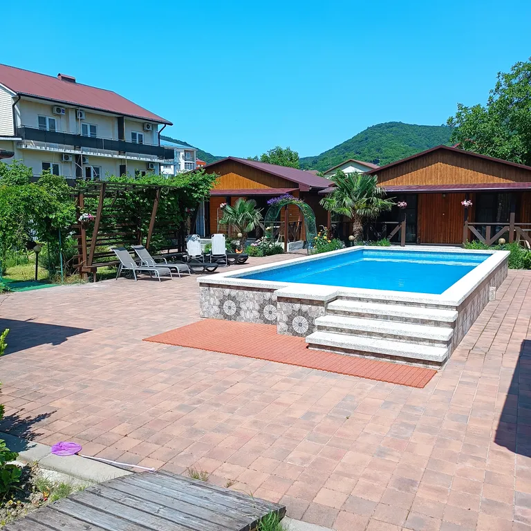 Дом у бассейна