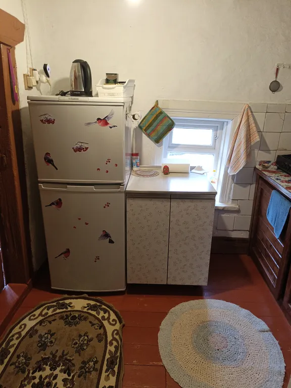 Деревенская изба на тихой улочке