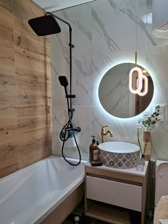 Квартира с подвесными креслами из ротанга на панорамной лоджии