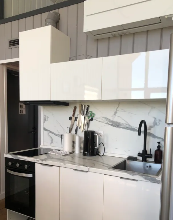 Стильный просторный дом с террасой и видом на луг