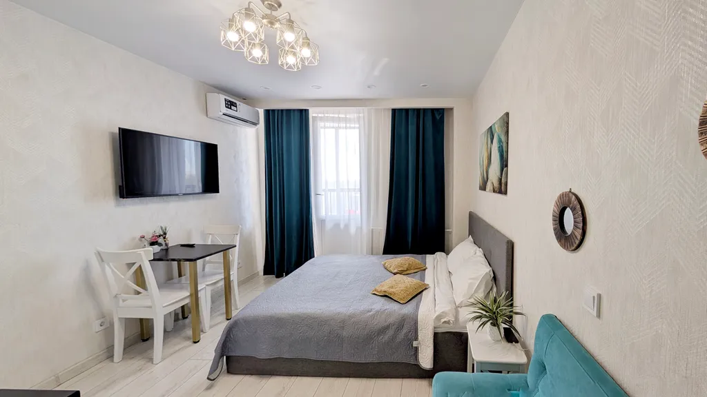 Видовая студия с большой лоджией, кондиционером и джакузи