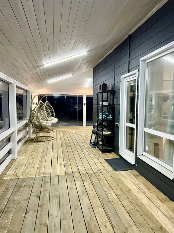 Дом и баня у реки