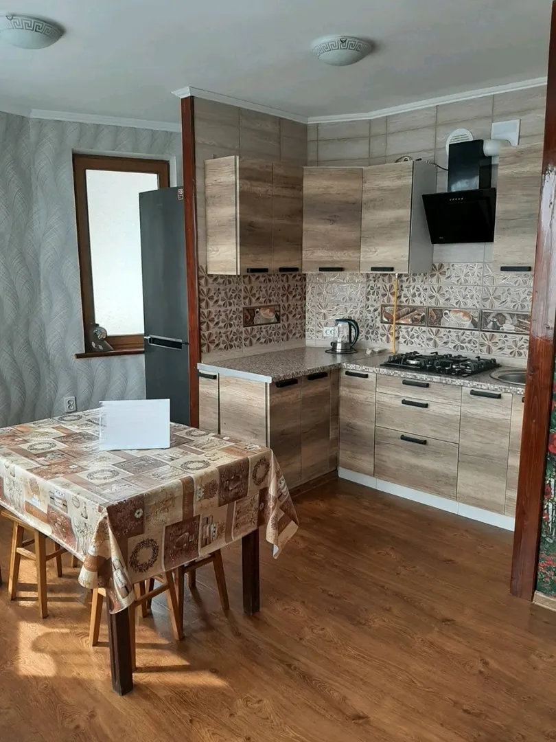 Кухня с кухонными принадлежностями, столовый стол