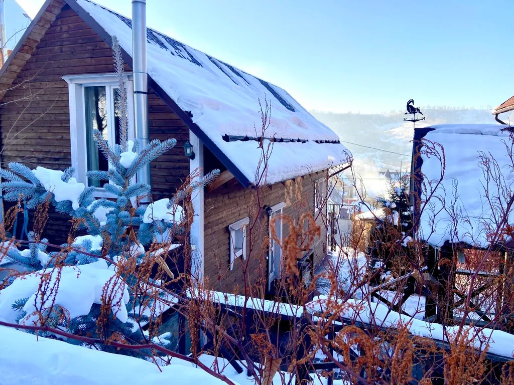 Домик в Горном Алтае с видом на горы