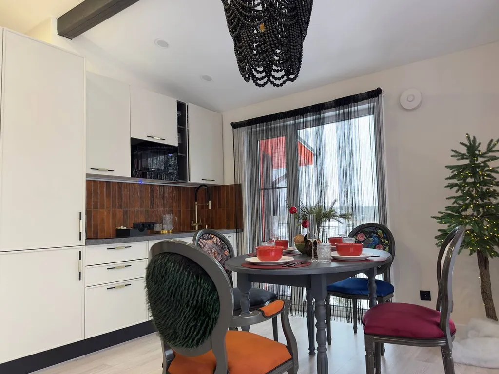 Фотодача с уникальным ярким интерьером для вашего отдыха и настроения