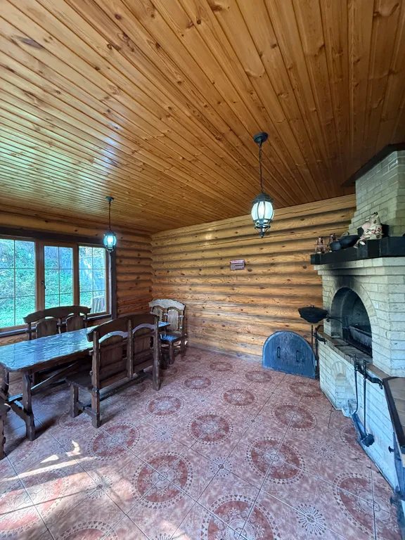 Уютный дом с камином в центре