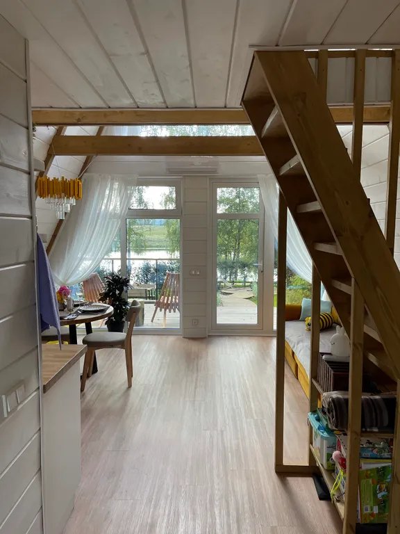 Уютный дом на берегу озера в березовой роще