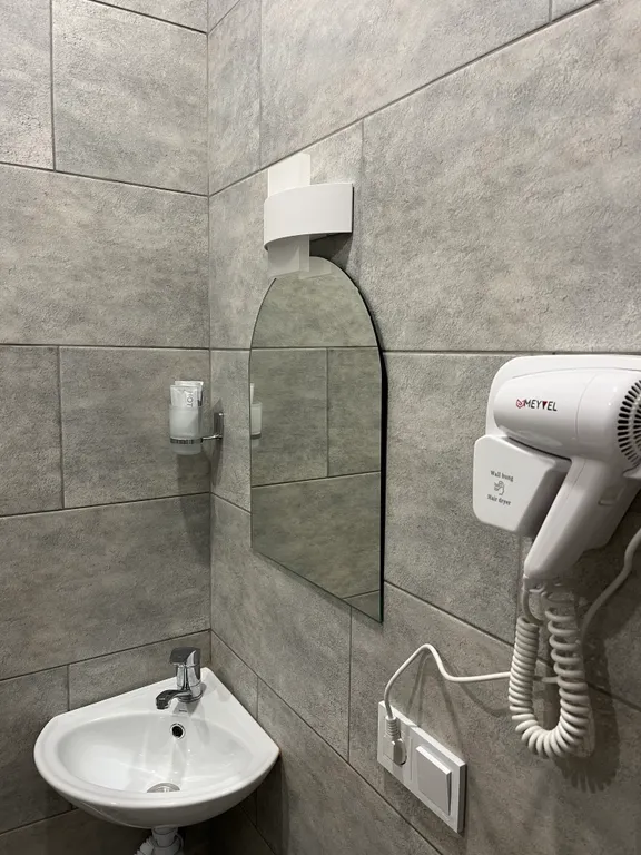 Компактный комфортабельный номер с видом на реку и горы