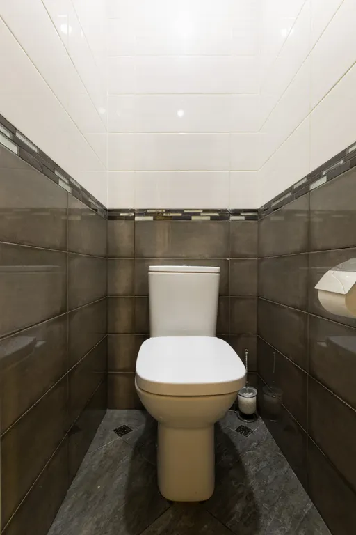 Рядом живописный пруд для зимних прогулок