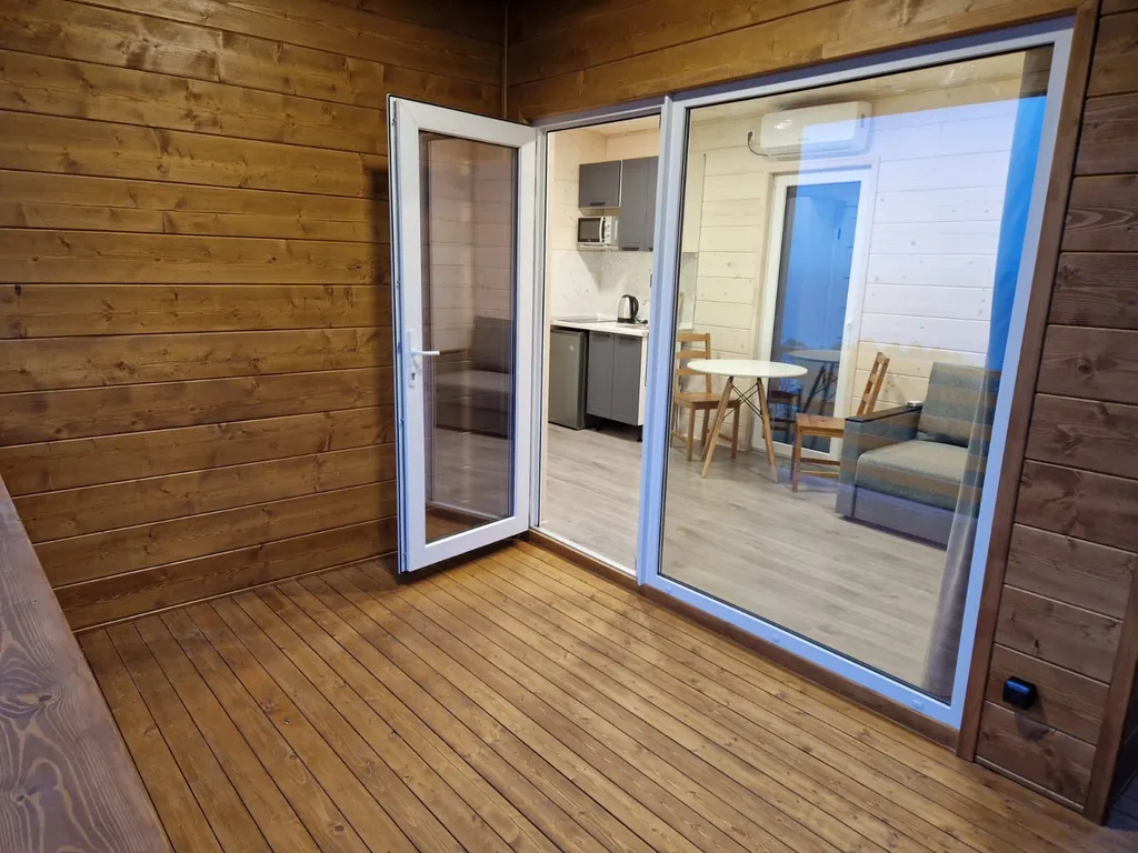 Уютный деревянный домик с видом на море