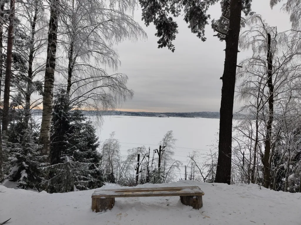 Уютная комната-студия у церкви на холме