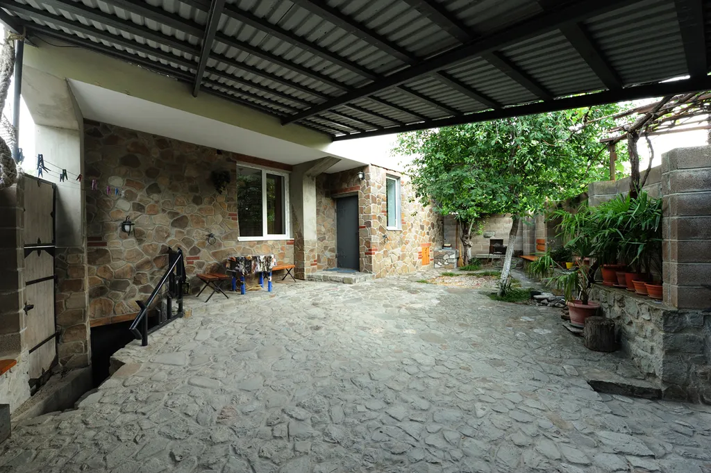 Дом с балконом, видом на море у пляжа и Воронцовского дворца