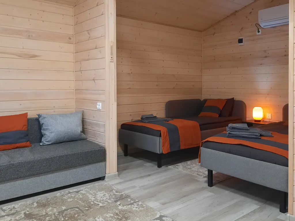 Коттедж Уютный четырехместный Домик де-люкс с отдельными кроватями — аренда посуточно в Поповка