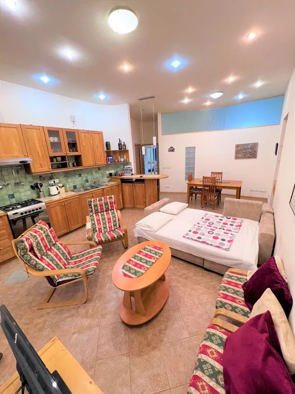 Квартира с балконом у площади Республики и экскурсии с Рубеном