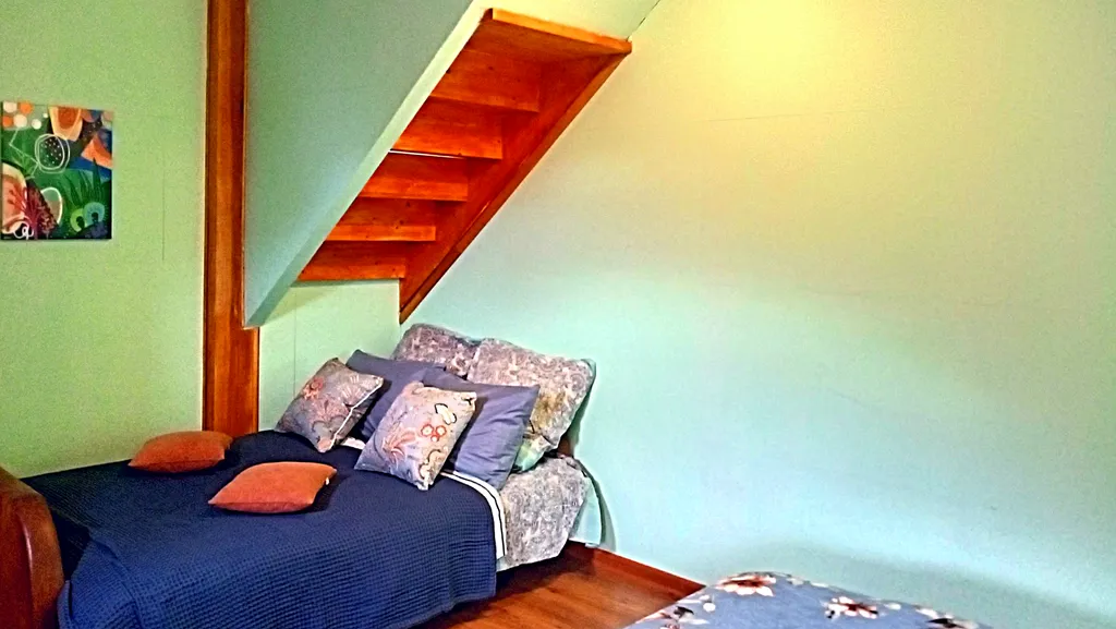 На берегу озера с лебедями, в центре, с камином и антресольным этажом