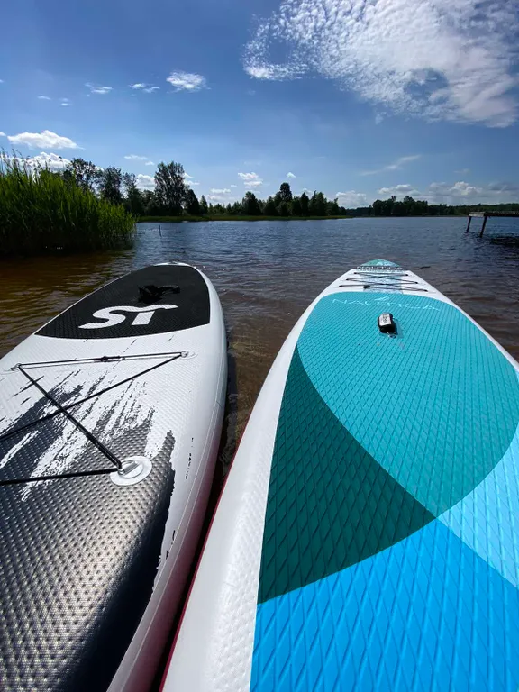 Уютные домики на берегу озера