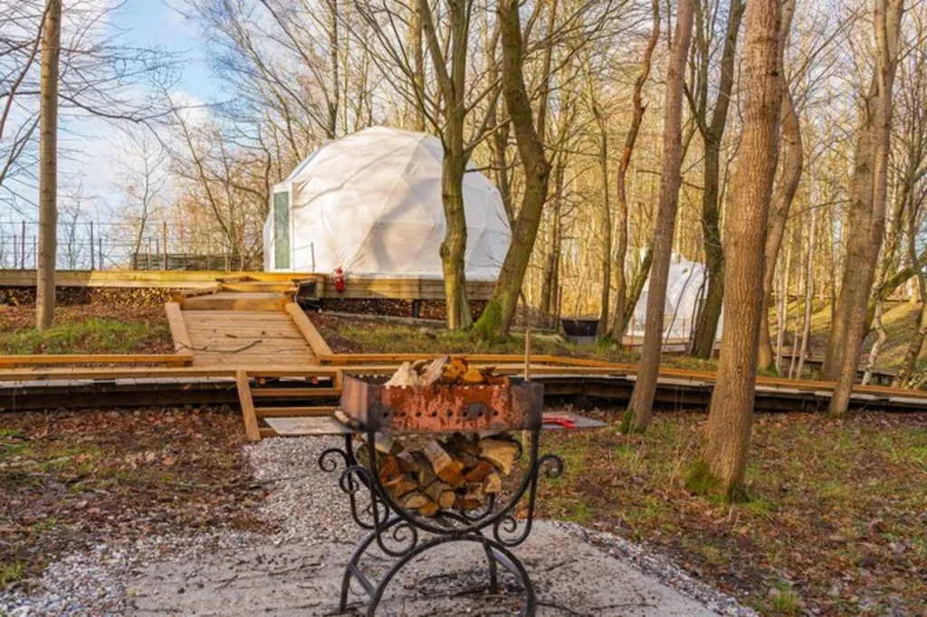 Глэмпинг сфера для семьи у озера