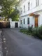 Вид двора на входную калитку и ворота от нашего дома