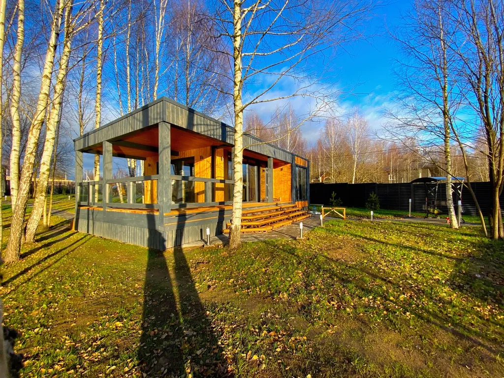 Дом Благодать у пруда с панорамными окнами