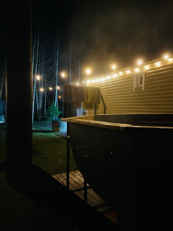 Берлога люкс, коттедж с банным чаном для отдыха с видом на лес и скалы