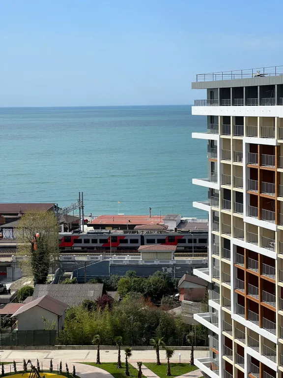 Студия с панорамными окнами и балконом на первой береговой линии