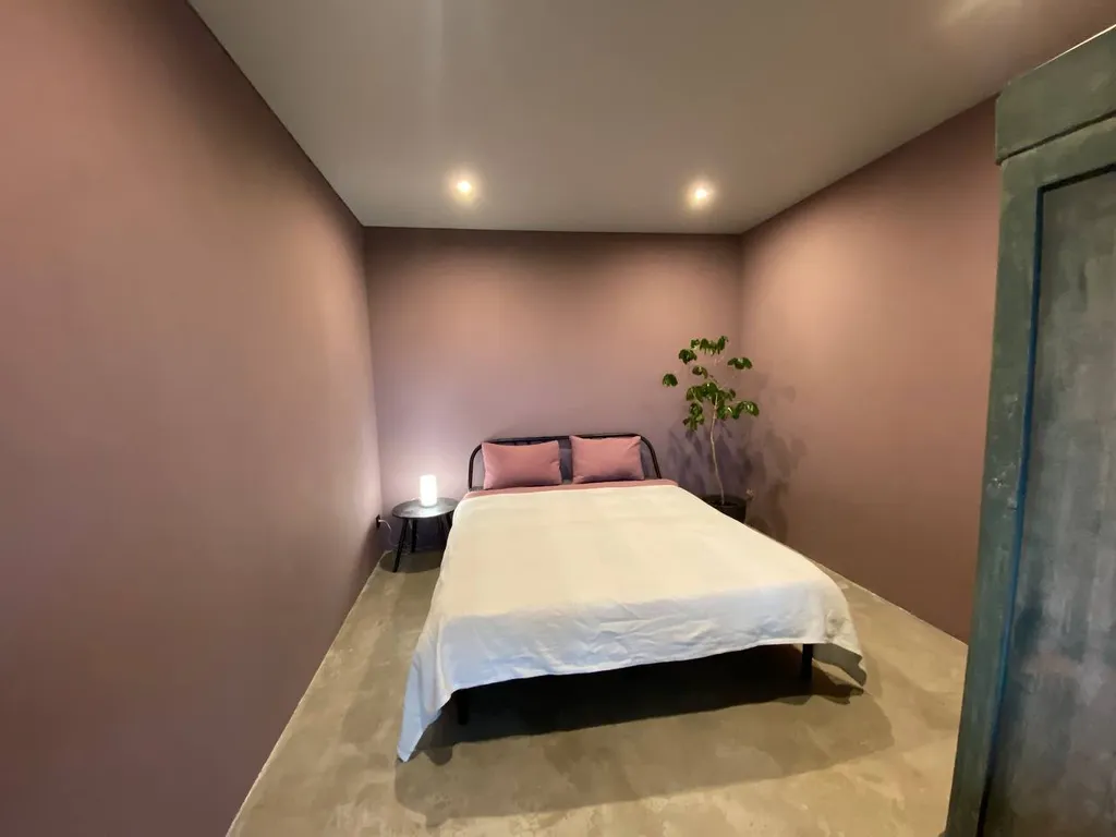 Дом у реки с видом на лес