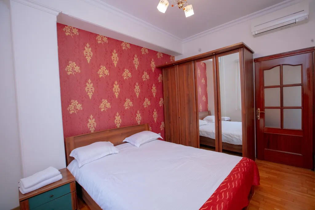 Большие семейные апартаменты Hatefi 4+1 в историческом центре Баку