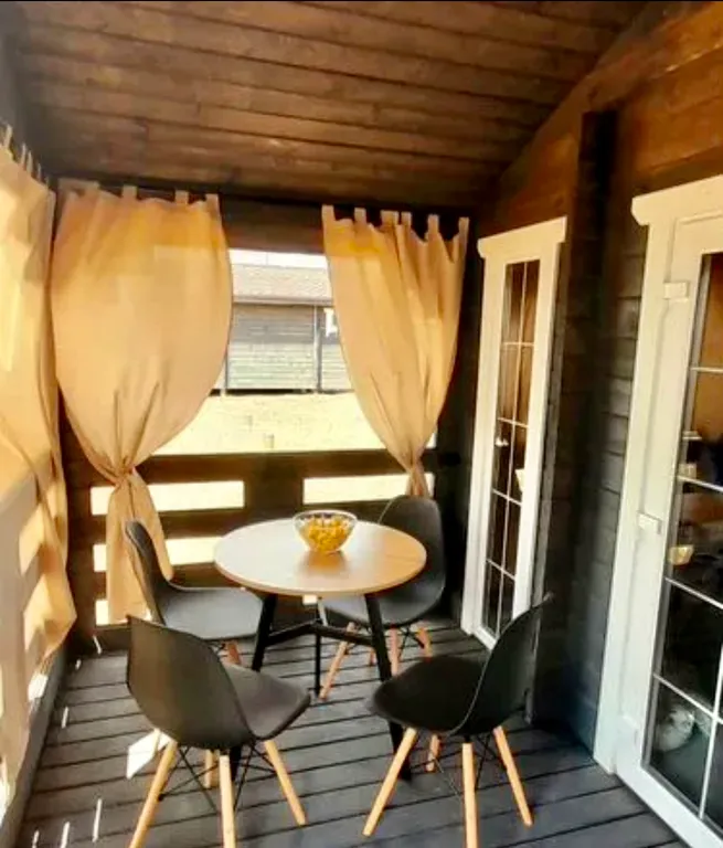 Новый деревянный домик у моря