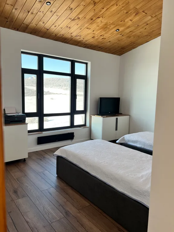 Домик на холме с видом на лес и горы