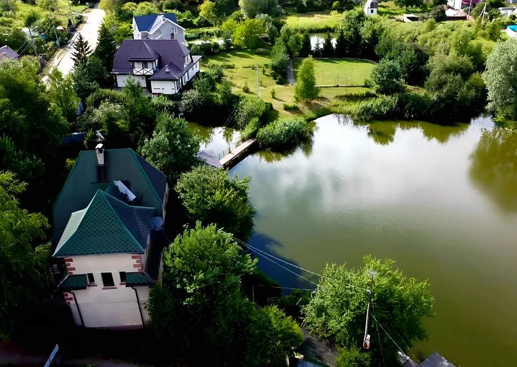 Дом с шикарной беседкой на озере