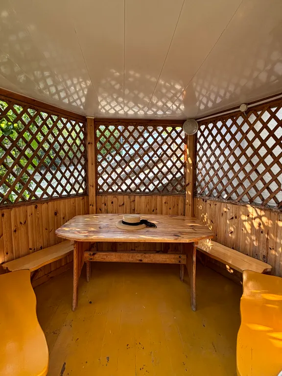 Номер с видом на море и горы в 150-ти метрах от моря и песчаного пляжа